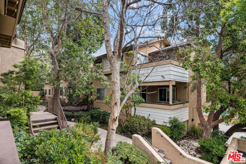 10233 De Soto Avenue A, Chatsworth, CA 91311