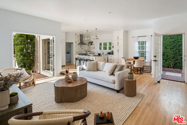 625 N Sierra Drive, Beverly Hills CA: https://media.crmls.org/mediaz/74eff03d-8216-4f98-aa4e-eba7065098ec.jpg