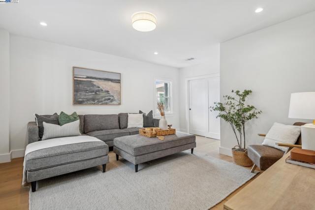 1129 WELLINGTON STREET, Oakland CA: https://media.crmls.org/mediaz/74f00479-803a-4233-b1b0-35ea64677085.jpg