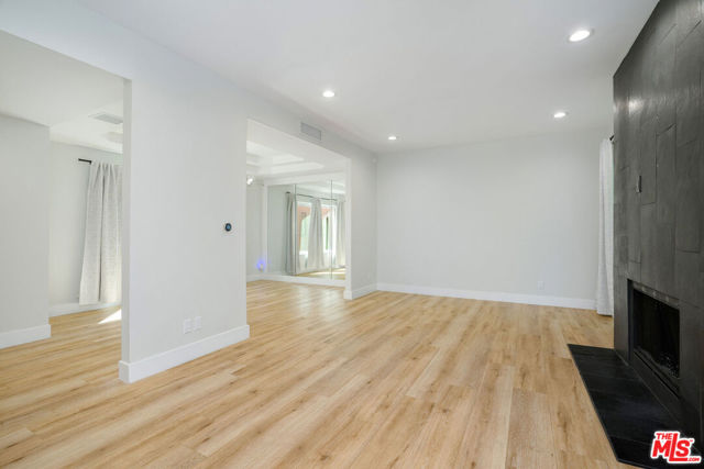 5923 Etiwanda Avenue, Tarzana CA: https://media.crmls.org/mediaz/74f0cbe2-40ef-4678-aa81-e22e4b1fccf6.jpg