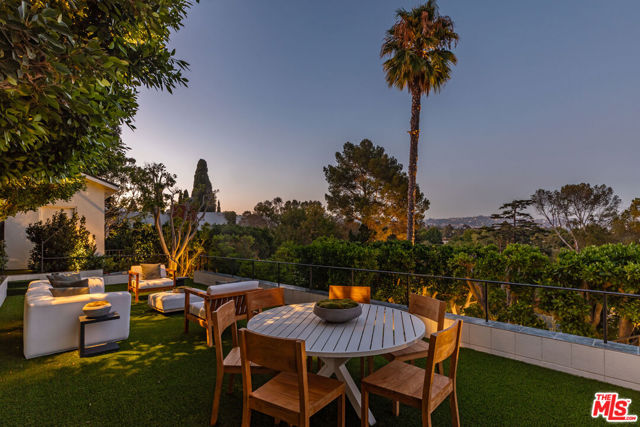 365 Norcroft Avenue, Los Angeles CA: https://media.crmls.org/mediaz/74f0d3bc-b338-44f5-aabe-c750a00352aa.jpg