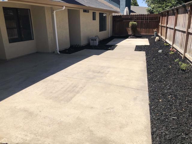 1023 Snowgoose Ln, Manteca CA: https://media.crmls.org/mediaz/74f0f3af-ab4d-4b6d-b77b-4ec79f6fc508.jpg