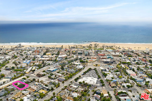 420 Venice Way, Los Angeles CA: https://media.crmls.org/mediaz/74f1c1da-b229-48c8-970f-bb4692048000.jpg