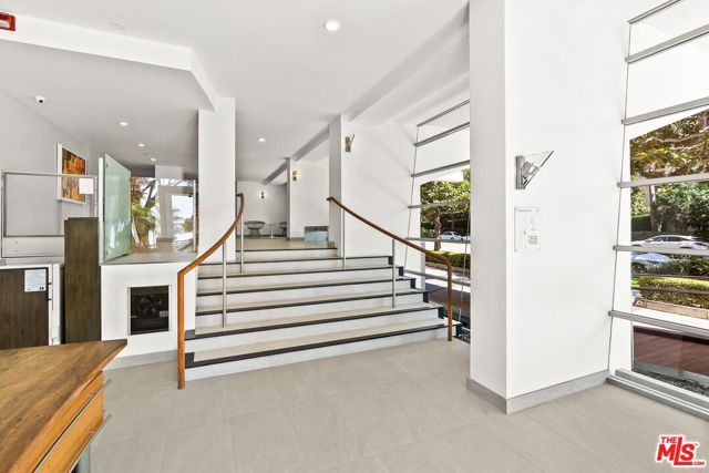 535 OCEAN Avenue, Santa Monica CA: https://media.crmls.org/mediaz/74f26b55-5ffb-4d9a-86d4-bc808ff2d573.jpg