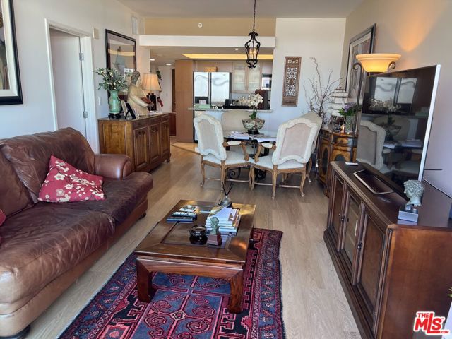 13700 Marina Pointe Drive, Marina del Rey CA: https://media.crmls.org/mediaz/74f49248-0fde-4f2f-8fc3-d3aef3cea1ca.jpg