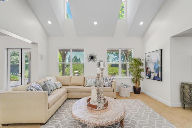 1993 Fairway Oaks Dr, Ripon CA: https://media.crmls.org/mediaz/74f55a5c-7b48-4e0a-bb72-ee72b3a9e56e.jpg