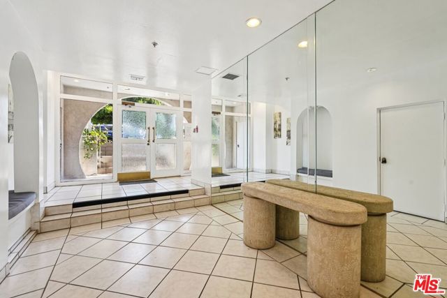 1209 Amherst Avenue, Los Angeles CA: https://media.crmls.org/mediaz/74f5c154-4c98-4cd3-862e-060b6b210961.jpg
