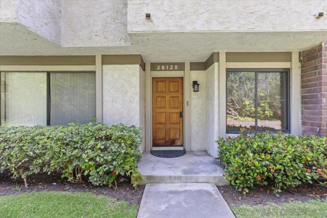 28125 Ridgecove Ct S, Rancho Palos Verdes CA: https://media.crmls.org/mediaz/74f6addc-0296-46f2-b839-e92c836cd4d5.jpg