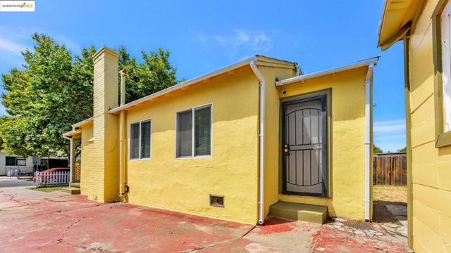 528 LA PRENDA DRIVE, Oakland CA: https://media.crmls.org/mediaz/74f74f1b-f99d-4e54-9f6b-a604a02223f6.jpg