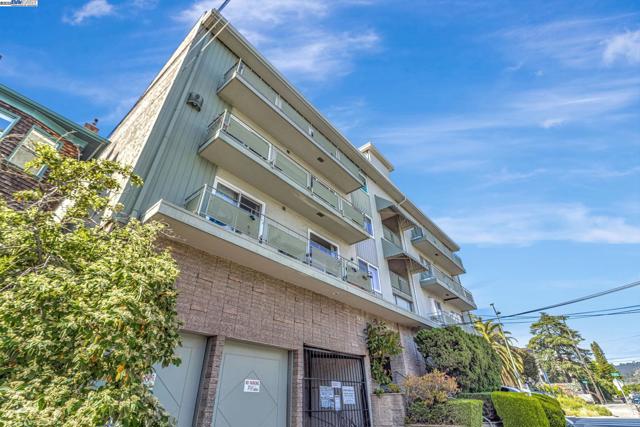 3877 Howe St, Oakland CA: https://media.crmls.org/mediaz/74f78662-fb5f-473c-8571-1ca11d255025.jpg