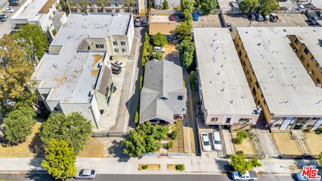 1215 W 39th Place, Los Angeles CA: https://media.crmls.org/mediaz/74f794af-44b8-415d-b6ab-c7b2f619fb8a.jpg