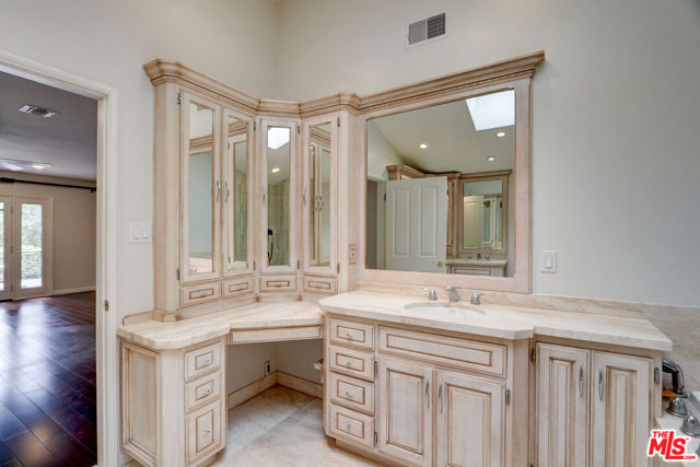 16314 Meadowridge Road, Encino CA: https://media.crmls.org/mediaz/74f88a26-e2c1-425a-a83b-1be9dac18bb6.jpg