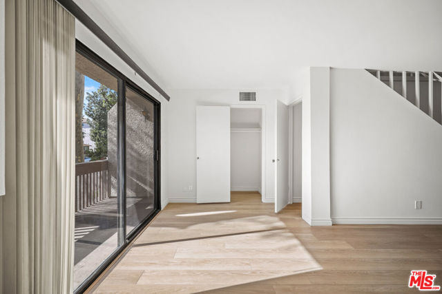 15207 Magnolia Boulevard, 116 photo 5