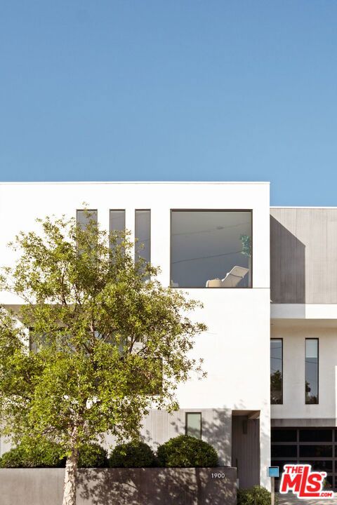 1900 Penmar Avenue, Venice CA: https://media.crmls.org/mediaz/74f9459a-1a3d-430f-afd1-e7ab1145730b.jpg