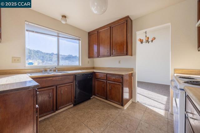 139 Thrush Ct, Hercules CA: https://media.crmls.org/mediaz/74f95639-04ec-4212-a9da-32caaba99bc6.jpg