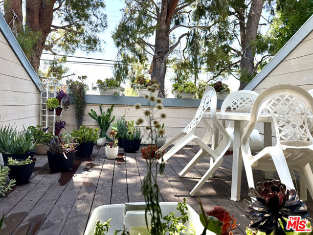 9901 Independence Avenue, Chatsworth CA: https://media.crmls.org/mediaz/74f9b58c-a82d-468a-a4b7-8867593e78b9.jpg