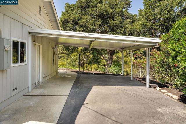 3402 Goyak Dr, Lafayette CA: https://media.crmls.org/mediaz/74f9b93e-a997-4c54-a65a-03658f51acba.jpg