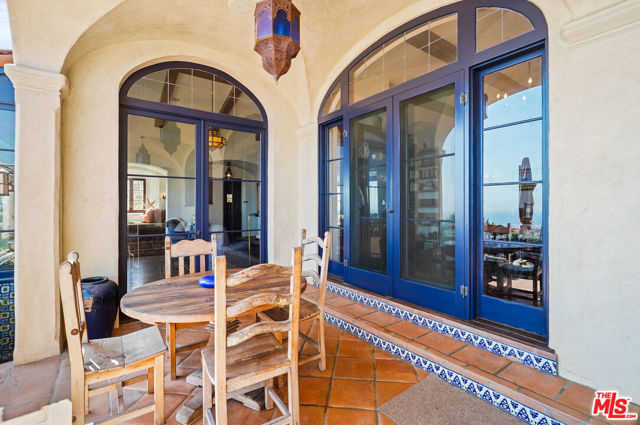 22800 Beckledge Terrace, Malibu CA: https://media.crmls.org/mediaz/74f9ecb2-8db0-4964-a203-5cdbcda8a5f5.jpg