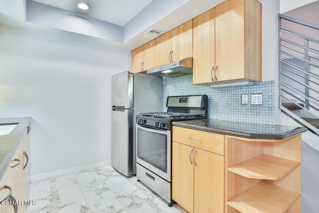 18411 Hatteras Street, Tarzana CA: https://media.crmls.org/mediaz/74fae80f-b070-4a0a-835d-df0644938522.jpg