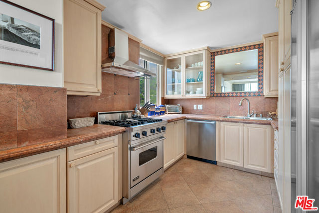 8787 Shoreham Drive, West Hollywood CA: https://media.crmls.org/mediaz/74fb3205-ac7b-4d03-a5b7-af35add0165c.jpg