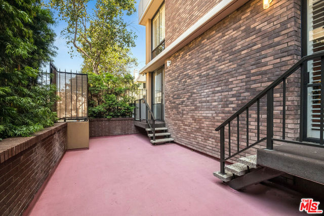 211 S Spalding Drive, Beverly Hills CA: https://media.crmls.org/mediaz/74fc4188-cd23-4da3-bc3b-e91063dcdb7e.jpg
