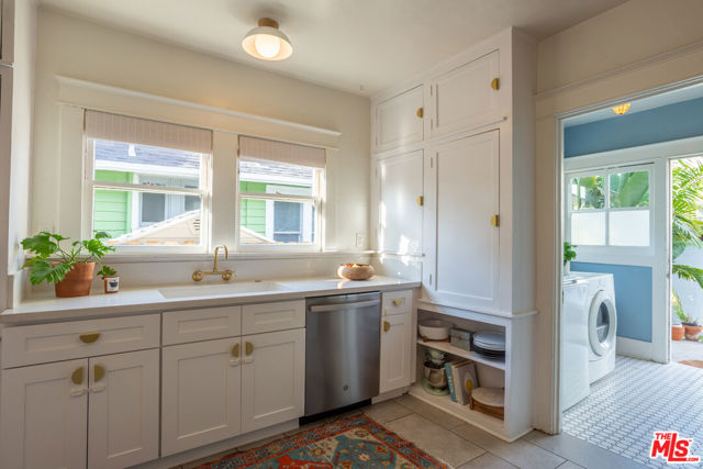 732 N Toledo Walk, Long Beach CA: https://media.crmls.org/mediaz/74fc9923-459e-4f4a-92e5-2da36b4d7ef3.jpg
