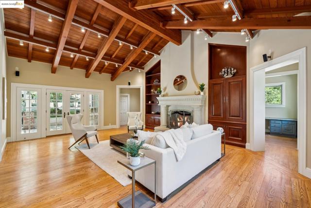 9 Burton Vista Ct, Lafayette CA: https://media.crmls.org/mediaz/74fd8b41-5413-4b84-9e2e-026fab86ffb9.jpg