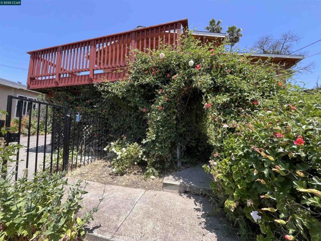 7618 Sunkist Dr, Oakland CA: https://media.crmls.org/mediaz/74fe994e-53aa-45df-a0b0-a3230d365438.jpg