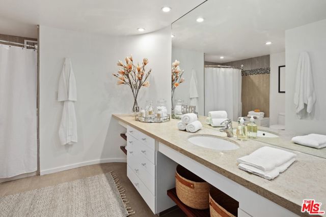 535 OCEAN Avenue, Santa Monica CA: https://media.crmls.org/mediaz/74ff2811-cc38-4e48-bf8c-56d7010630ff.jpg