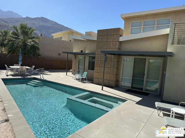 941 Oceo Circle, Palm Springs CA: https://media.crmls.org/mediaz/75009f32-2758-4a89-bf20-e7e6c5c3d94d.jpg
