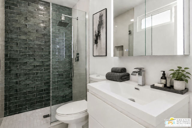 2002 N Whitewater Club Drive, Palm Springs, CA 92262