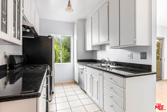 5055 Coldwater Canyon Avenue, Sherman Oaks CA: https://media.crmls.org/mediaz/7500e36d-25e5-4bed-8d52-f601c7391bff.jpg