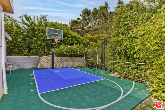1332 El Hito Circle, Pacific Palisades CA: https://media.crmls.org/mediaz/75017f1b-2460-42b1-8c8e-51ac52c17e5a.jpg