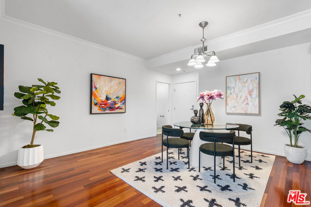 906 S Serrano Avenue, Los Angeles CA: https://media.crmls.org/mediaz/75025ab7-4980-48fa-b488-2eb59fa6e675.jpg