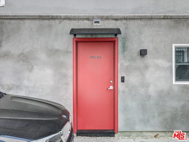 754 N Croft Avenue, Los Angeles CA: https://media.crmls.org/mediaz/75030b2a-e1b9-46a0-a50c-315e36daf6a9.jpg
