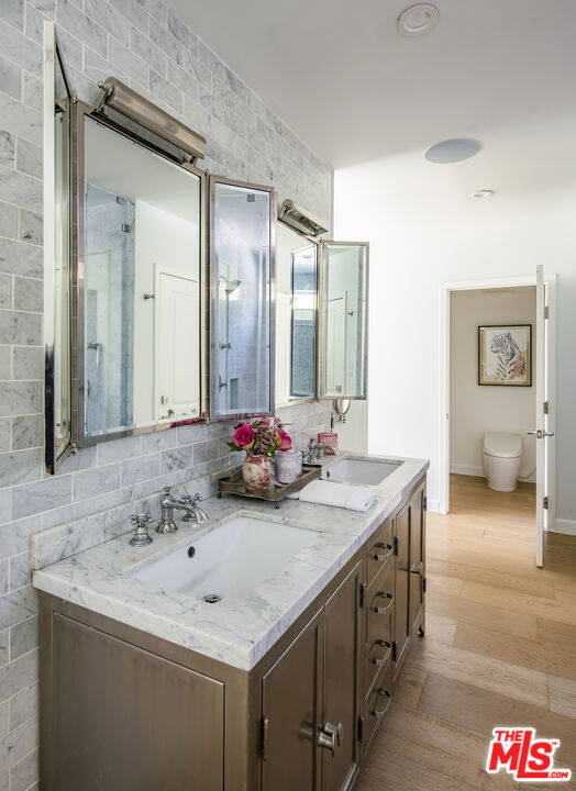 2241 Betty Lane, Beverly Hills CA: https://media.crmls.org/mediaz/75030cdc-cd8b-4944-af51-6d43f195c2cd.jpg
