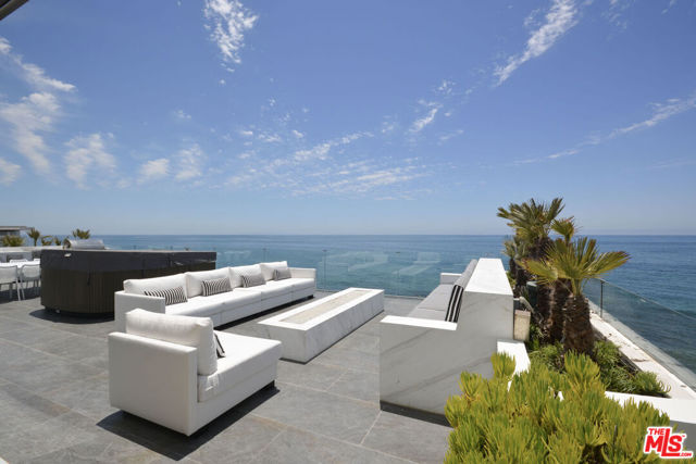 26122 Pacific Coast Highway, Malibu CA: https://media.crmls.org/mediaz/7503b8eb-94c5-41db-bc1b-14c4ed6d3022.jpg