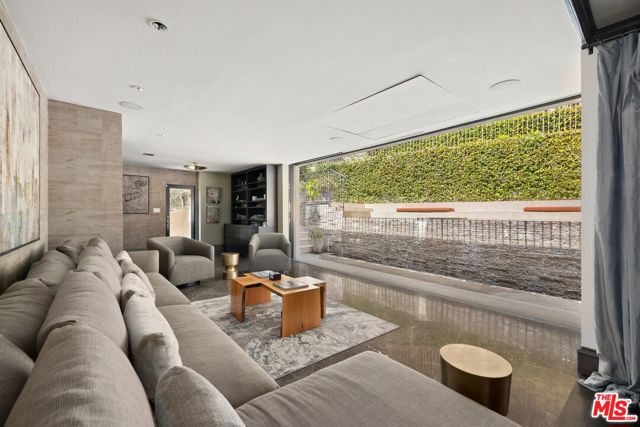 3300 N Knoll Drive, Los Angeles CA: https://media.crmls.org/mediaz/7503c9f6-1a19-4ae5-80fd-676d8c25b13c.jpg