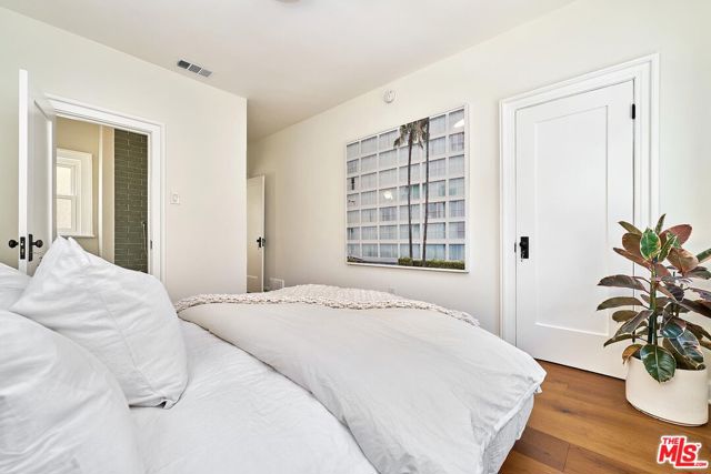 322 S Kingsley Drive, Los Angeles CA: https://media.crmls.org/mediaz/75040775-d95b-47e3-a1ff-d02d7c34f78d.jpg