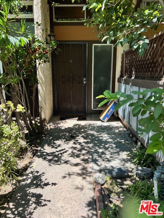 13609 Valerio Street, Van Nuys CA: https://media.crmls.org/mediaz/75043d5d-cce3-4751-b857-80bdfa070949.jpg