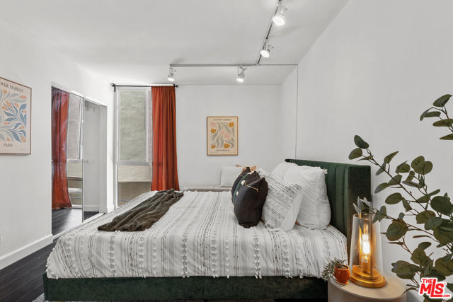 1885 Veteran Avenue, Los Angeles CA: https://media.crmls.org/mediaz/75057b33-b552-4a4f-950d-176c9c0e1599.jpg