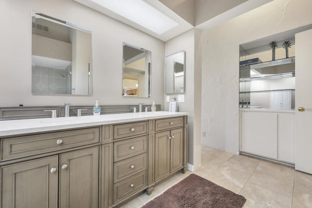 450 Desert Falls N Drive, Palm Desert CA: https://media.crmls.org/mediaz/75071e2a-af00-402f-987d-3bd9a9968775.jpg