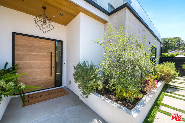 11258 Laurie Drive, Studio City CA: https://media.crmls.org/mediaz/7507b485-4027-4b43-97a7-2f4229b080af.jpg