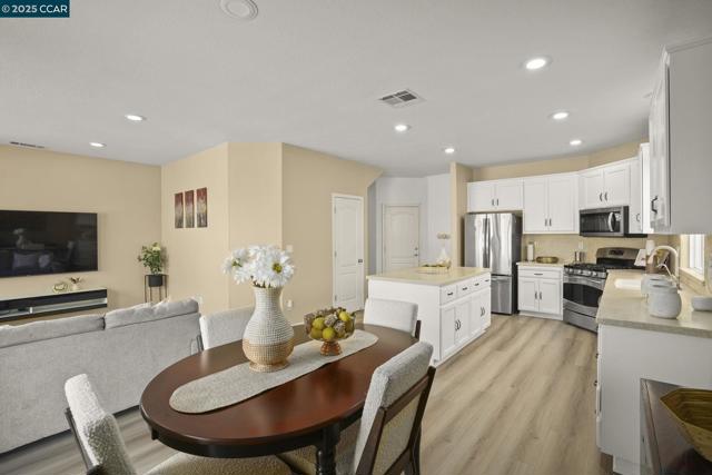 1162 Waverly Cir, Hercules CA: https://media.crmls.org/mediaz/7507c019-4960-4f51-8e7f-b16ef99e133d.jpg