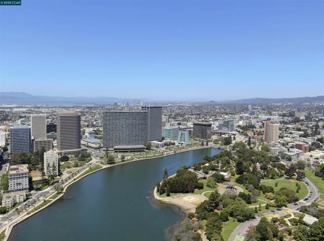 58 Vernon St, Oakland CA: https://media.crmls.org/mediaz/7507cc53-0536-4f93-a21d-5507cfaaba0e.jpg