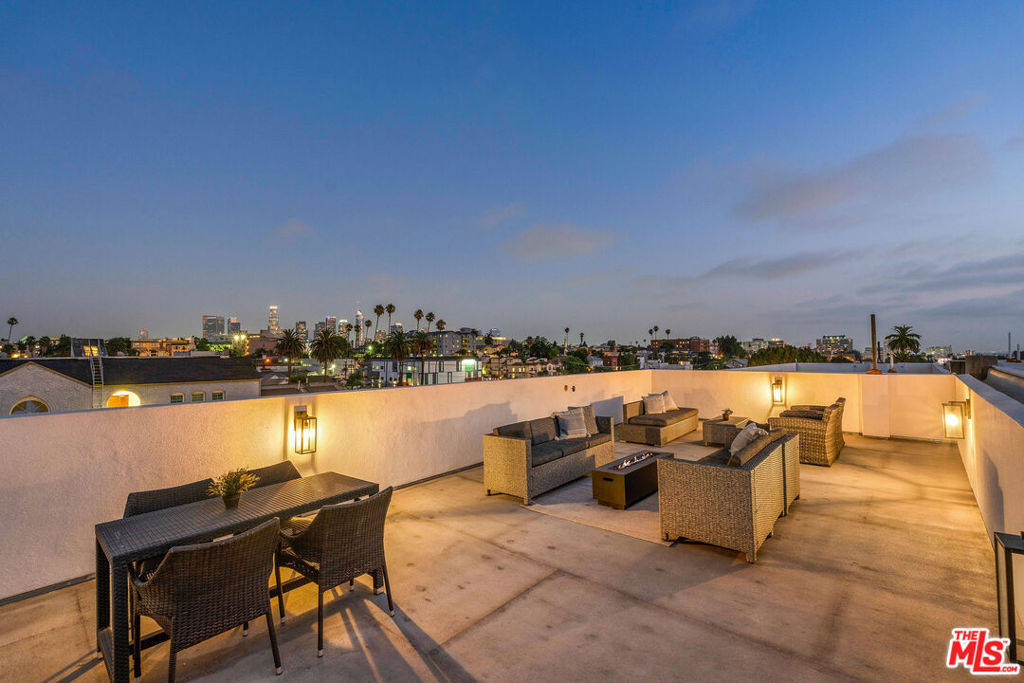 https://media.crmls.org/mediaz/7507e2f3-ddc5-4b67-8803-979c41ada80d.jpg?preset=X-Large