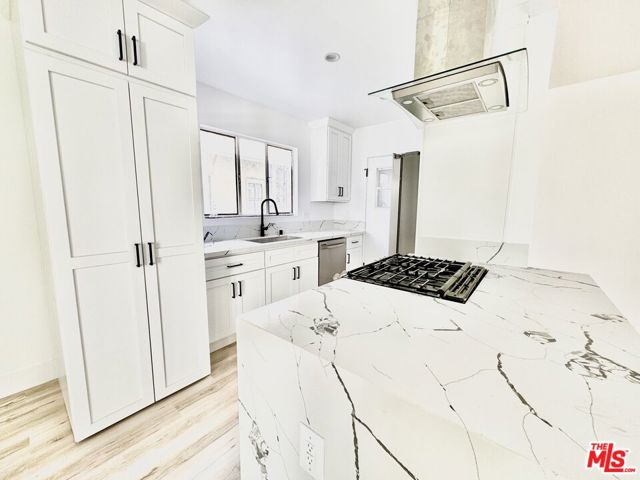 121 S Crescent Drive, Beverly Hills CA: https://media.crmls.org/mediaz/750836d1-dc82-4401-803d-87f8a4108bac.jpg