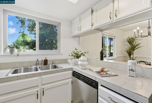 2055 Sierra Rd, Concord CA: https://media.crmls.org/mediaz/7508d702-0935-4ebf-bf42-4b94004b6b40.jpg