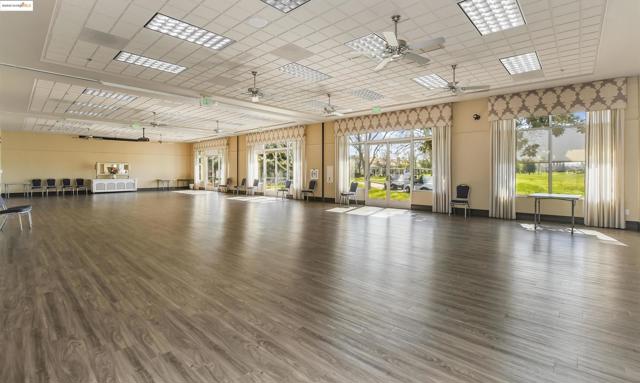 540 Central Park Pl, Brentwood CA: https://media.crmls.org/mediaz/7508ec0e-5ee7-43e9-a05d-4dd423758775.jpg