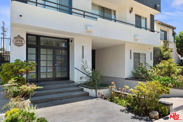 1136 S Shenandoah Street, Los Angeles CA: https://media.crmls.org/mediaz/75096b24-1c38-43ac-82a4-1f54ceac1bea.jpg